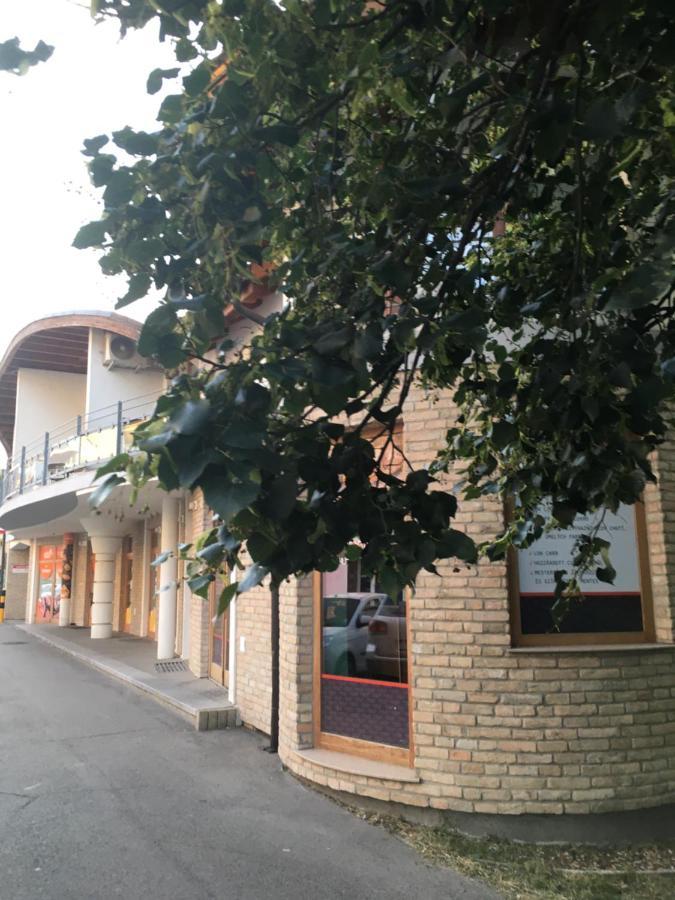 Konde Apartments A Dunajska Streda Exterior photo